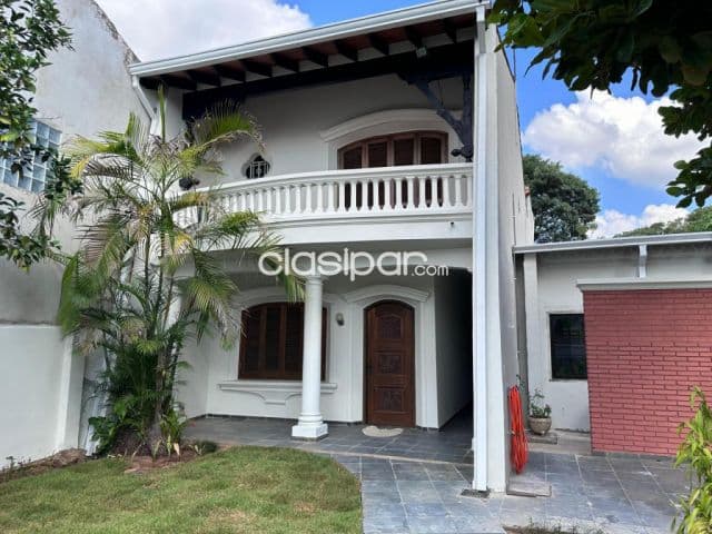 Las Mercedes: Importante residencia p/ casa u oficina, 3 suites, jardín, piscina