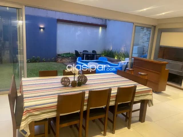 B. Mcal. Estigarribia: Amplio duplex, 3 suites, escritorio, quincho, parrilla, garajes, foto 5