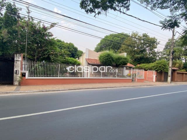 Sobre mcal. Lopez y salida sobre Boggiani superficie 800 m2. Sona estrategica