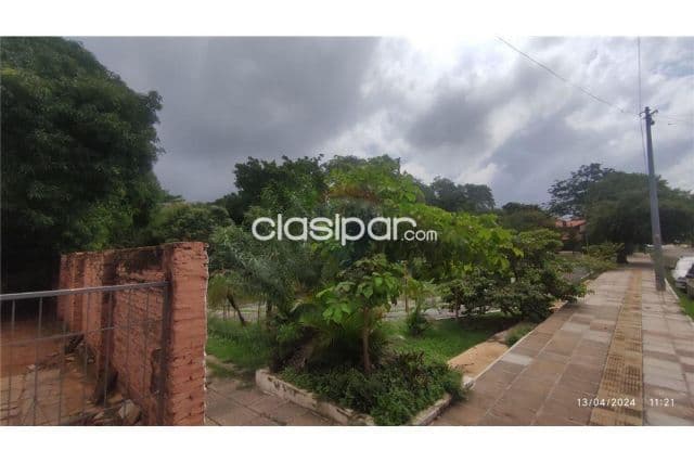 Exclusivo terreno con construcción en zona residencial mburucuyá