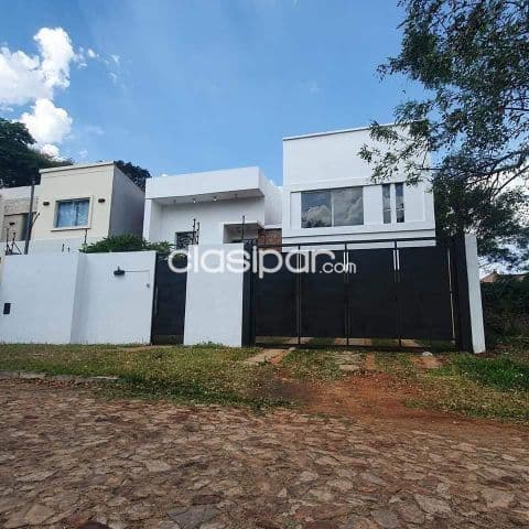 Residencia minimalista en Luque villa adela cód. 3207