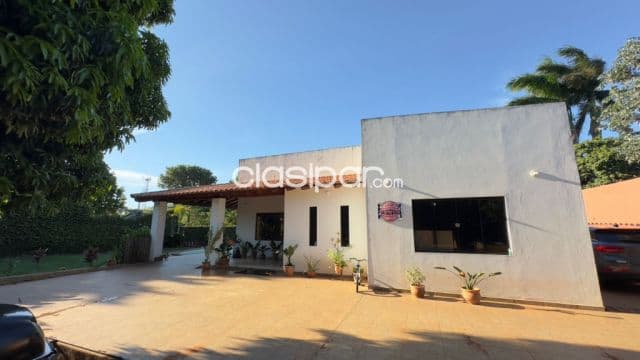 Residencia semi nueva en Villa Elisa. Zona americo pico
