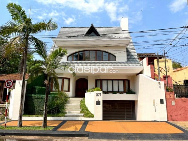 Villa Morra: Distinguida residencia, 4 niveles, c/ ascensor, jardín, piscina, 4.000 usd