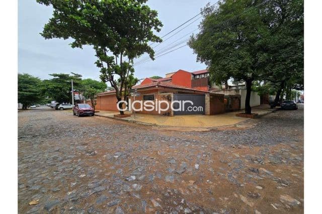 Amplio terreno en esquina c/ casa a refaccionar o demoler barrio mburucuya