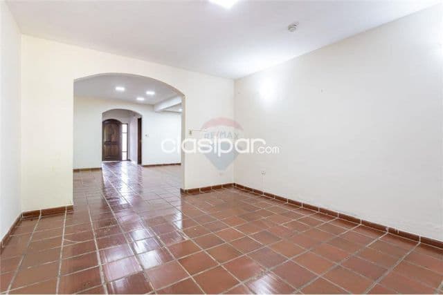 Casa - Venta - Paraguay Asunción Barrio Jara Amplia casa en exelente ubicación 230,000 US