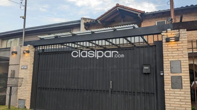 Amplio duplex en barrio mburucuya