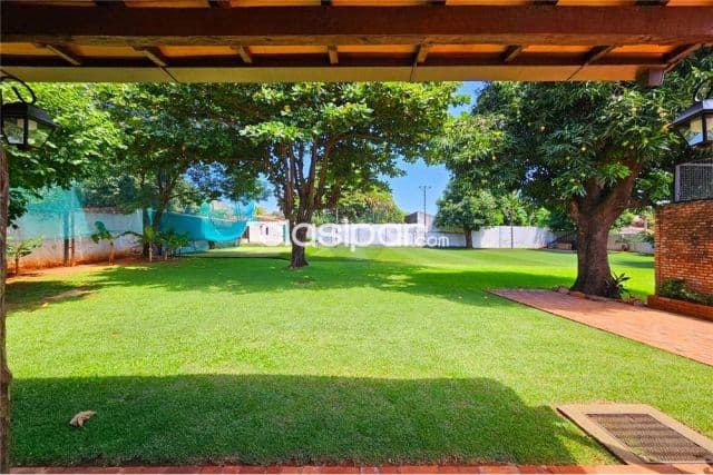 Casa con terreno de 1233m2 en lambare sobre asfalto