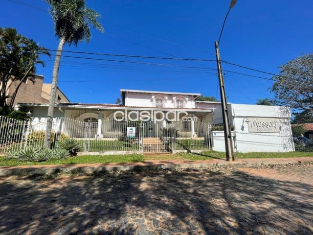Prox. Boggiani, mcal. Estigarribia: Amplia residencia p/ casa u oficina, 3 dormitorios