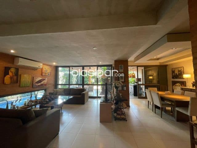 Hermosa Casa de 360 m2 en el Barrio Mburucuya - CLHO6247590