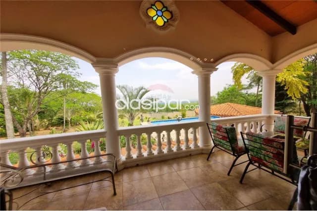En venta hermosa residencia de lujo de estilo Colonial. Vista inmejorable al lago Ypacara — foto 5