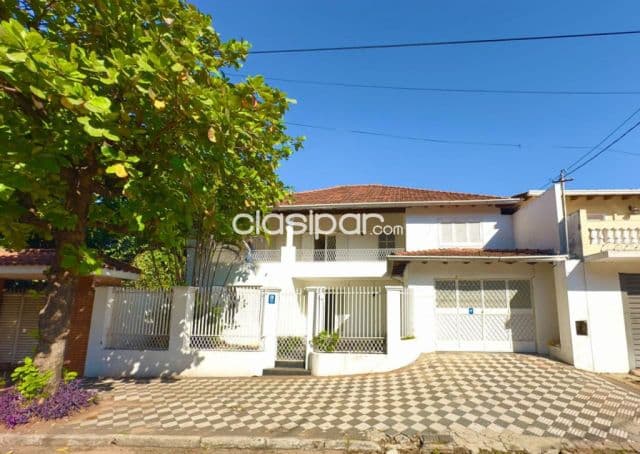 En venta amplia e imponente residencia en barrio san vicente