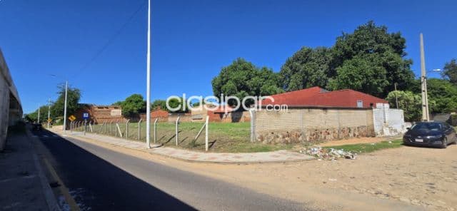 Amplio terreno en el inicio del puente héroes del chaco en venta