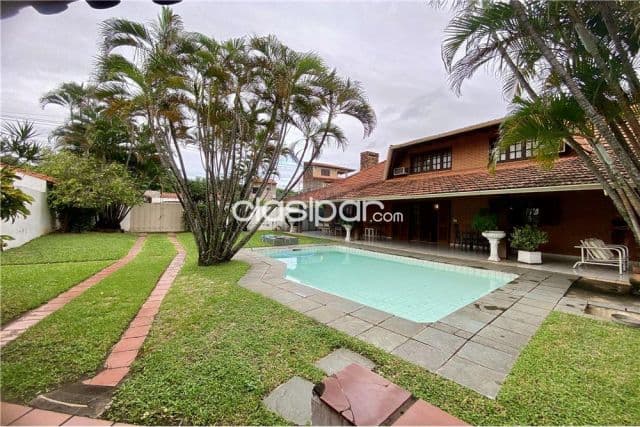 EN VENTA amplia residencia en Luque sobre Av. Gral. Aquino, foto 1