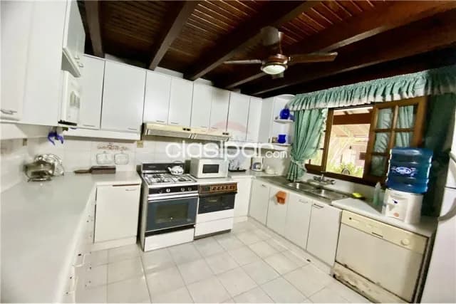 EN VENTA amplia residencia en Luque sobre Av. Gral. Aquino, foto 4