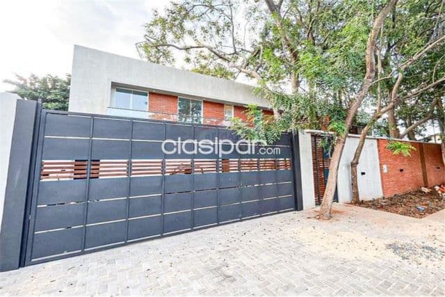 En venta amplio duplex con piscina - villa adela