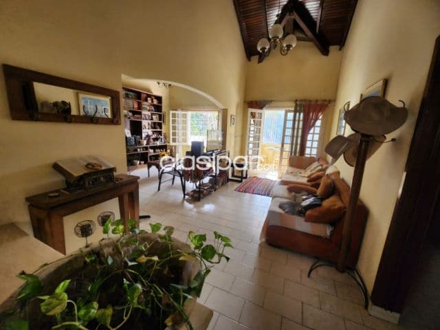 Amplia Casa de 1.185 m2 en el Barrio Carmelitas - CLHO6300136