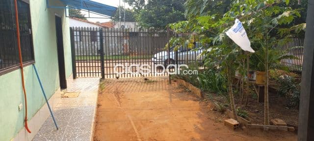 casa en San Lorenzo sobre asfalto