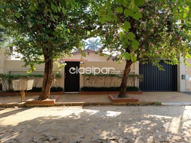 Casa amoblada en Luque barrio laurelty cod 4251