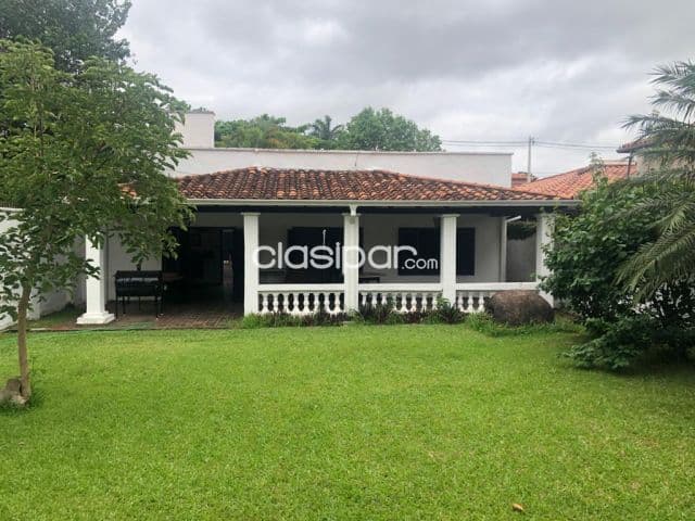 Casa en bo. Mburucuya, toda en planta baja