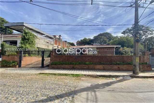 Casa en amplio terreno de 1.104 m2 -bo.mcal.estigarribia s/calle cnel.ramon diaz