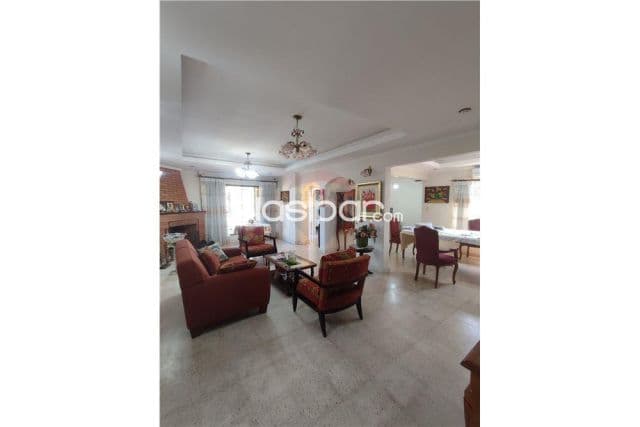 Amplia casa en terreno de 1.200 m2 a 200 mtrs de avda.boggiani -bo.mcal.estigarribia