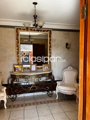 Sma Trinidad: Elegante residencia, amplia recepción, escritorio, 5 dormit, jardín, piscina