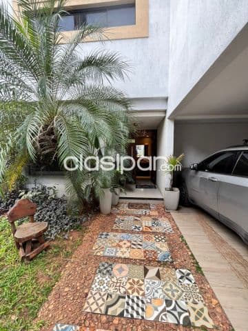 Prox. C. Centenario, Recoleta: Elegante residencia, 5 dormit, ambientes amplios, jardín