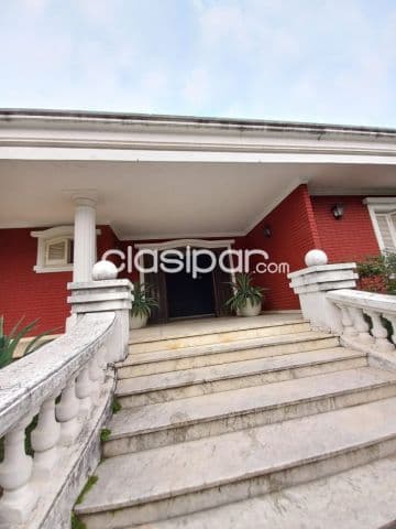 Prox. Avda. España y brasilia: Imponente residencia p/ oficinas, embajadas, showroom