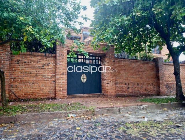 Villa Morra: Elegante residencia, 4 suites, escritorio, ascensor, gran jardín, 2.500 usd