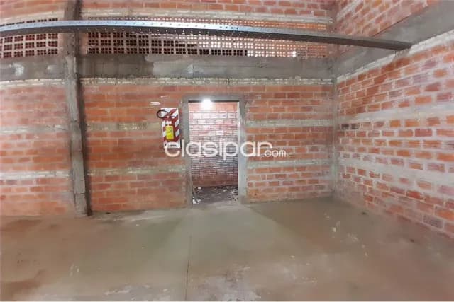 Amplio deposito con oficinas en San Lorenzo — foto 3