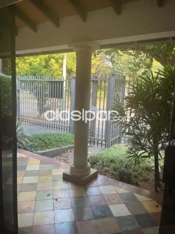 Prox. C. Centenario, león condou: 300 m2, hermosa residencia en pb, jardín, piscina, 3 dor — foto 2