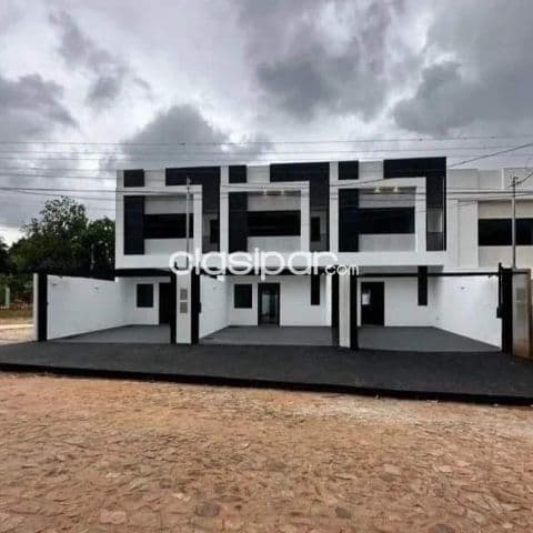 Duplex con pequeño patio 📍 Luque zona isla bogado — foto principal