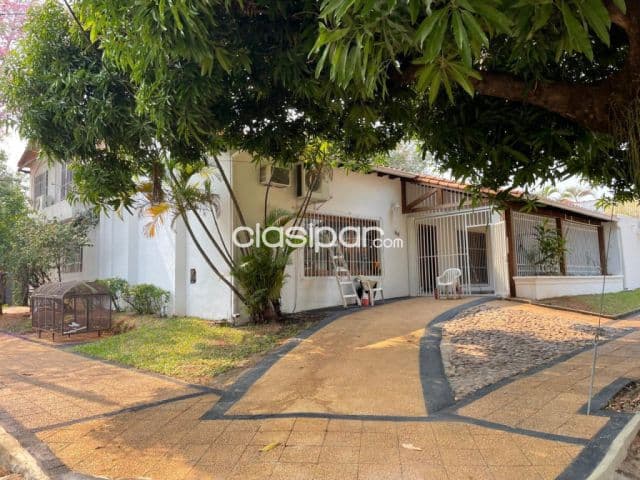 Manora, parque de la salud: Confortable residencia, 5 dormit, (3 en pb) jardín, piscina