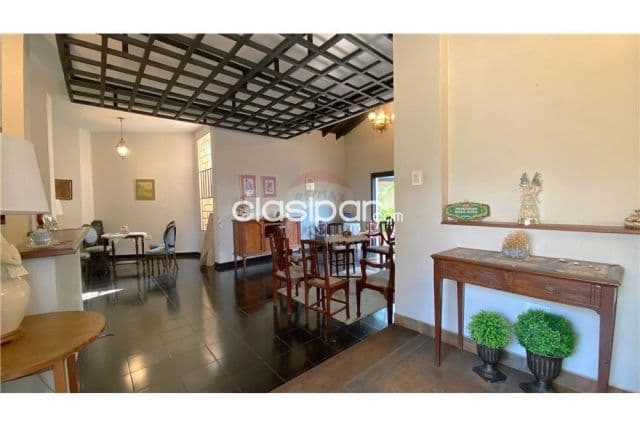 Se vende exclusiva residencia con ubicación premium en el barrio Mburucuyá, de 3 habitacio — foto 1