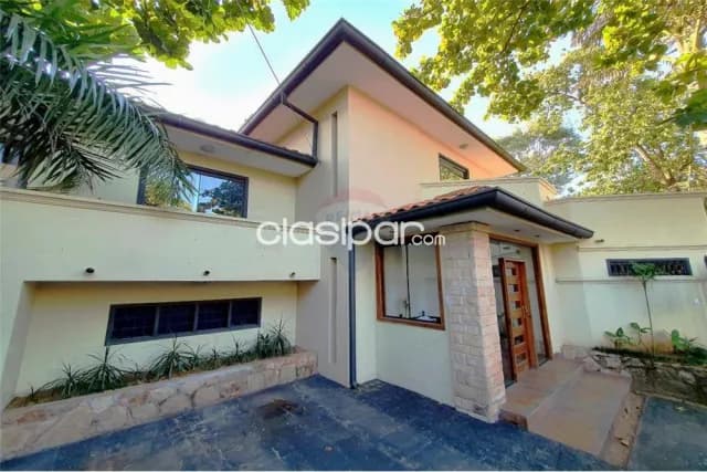 Se vende exclusiva residencia con ubicación premium en el barrio Mburucuyá, de 3 habitacio — foto 4