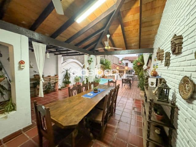 En venta ❗️ casa con piscina a pasos de felix bogado, zona luisito