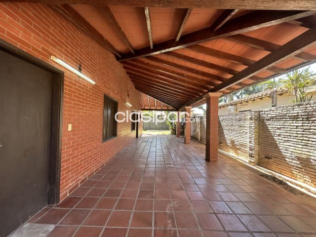 Terreno de 1000m2 con casa a Refaccionar o demoler en Fernando de la Mora Zona Sur