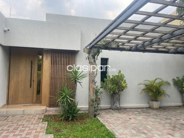Bo Jara, prox. Col. Francés: Elegante residencia en pb, 3 suites + escritorio, amplio jard — foto 1