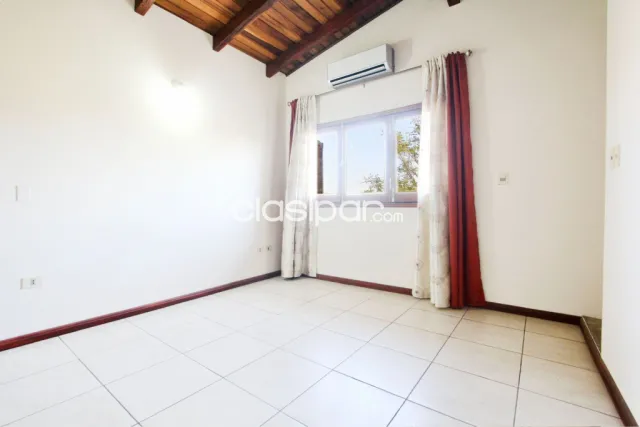 Casa en Las Lomas (Carmelitas) de tres dormit. Con piscina — foto 3