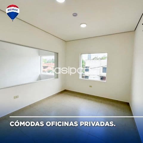 En manora oficina/local comercial en planta alta con entrada independiente