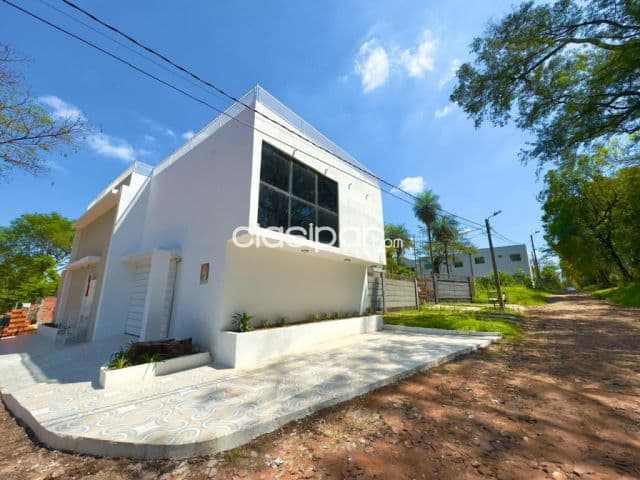 En venta! Amplia e imponente residencia a estrenar en esquina! - lambare - zona yacht — foto principal