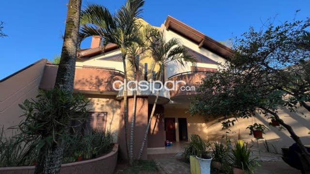 Casa con piscina en pleno centro de Encarnación: 5 habitaciones y 4 baños