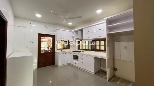 Casa con piscina en pleno centro de Encarnación: 5 habitaciones y 4 baños — foto 4