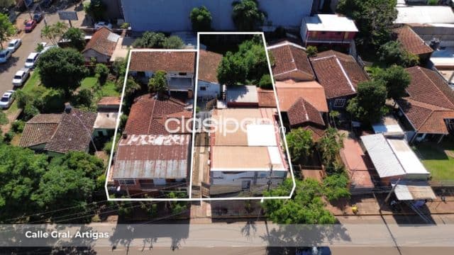 2 terrenos juntos con construcción de 1009 m2 en pleno centro de Encarnación — foto 1