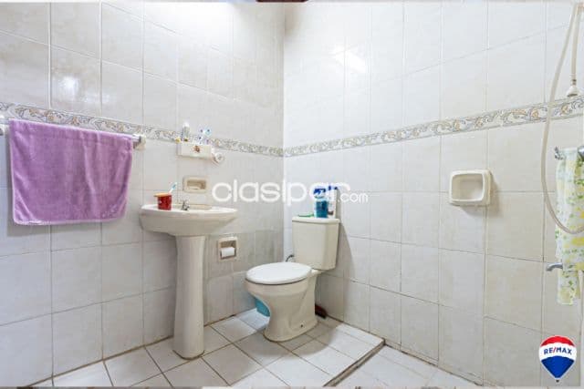 Lambare vendo amplia residencia zona mall century plaza y avenida cacique lambare