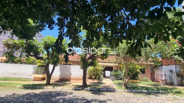 Amplia casa en lambare!!