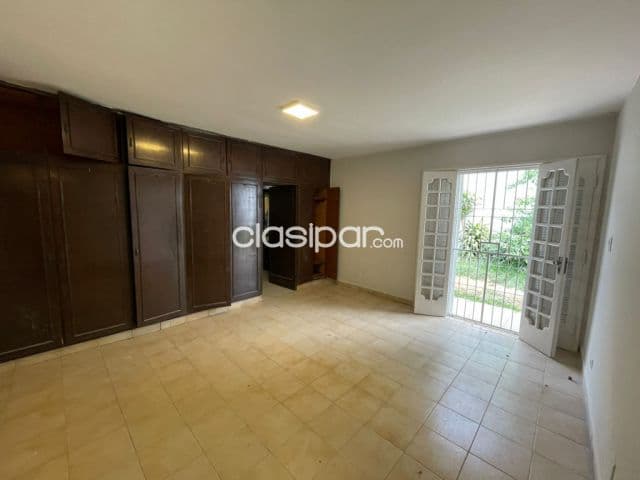 Bo Herrera, goethe: Confortable residencia en pb, 3 dormit, jardín, piscina, garajes