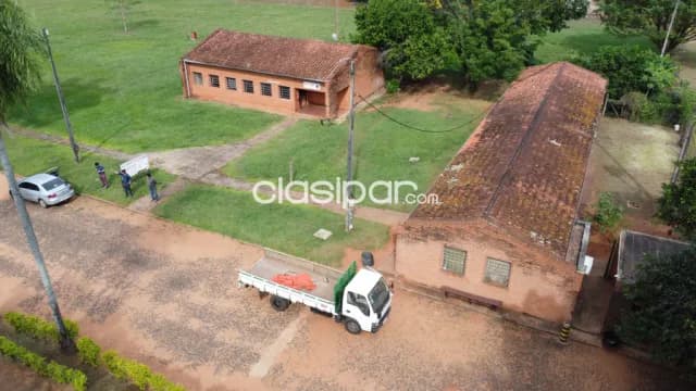 Gran campo con depósitos sobre ruta en liberación — foto 4