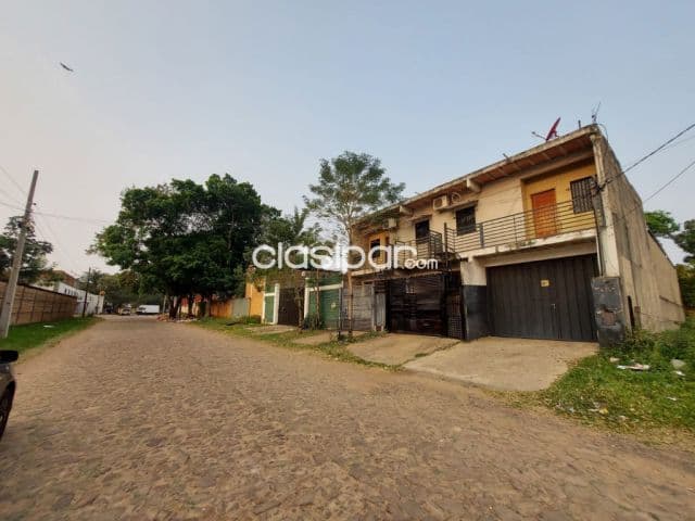 Tinglado con oficinas y 2 departamentos de 2 dormitorios en barrio Laurelty de Luque — foto principal