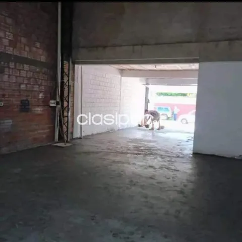 Tinglado con oficinas y 2 departamentos de 2 dormitorios en barrio Laurelty de Luque — foto 3